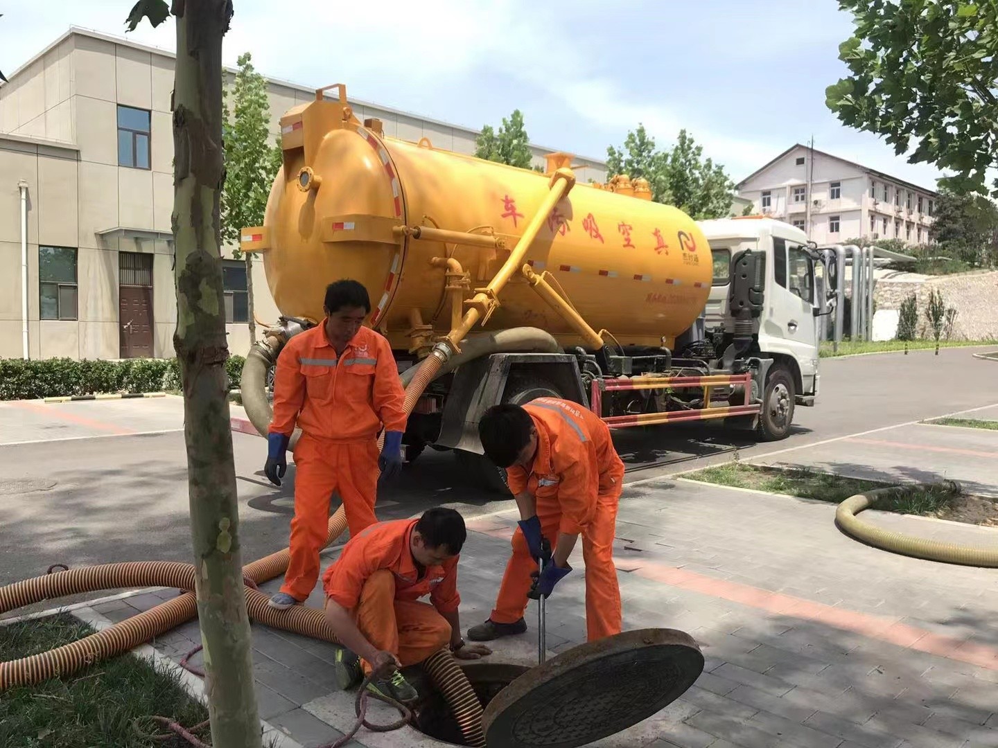 金沙管道疏通车停在窨井附近