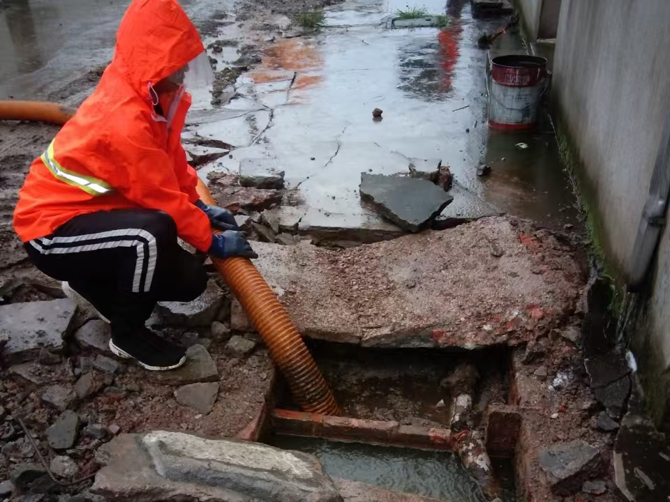 金沙专业清理污水池 炜誉市政以规范流程守护城市 “肠道”