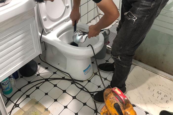 金沙马桶堵塞自己疏通还是找师傅？专业上门服务让你省时更省心