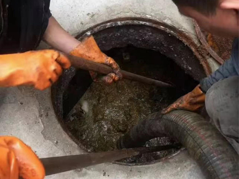 金沙清理化粪池时如何避免沼气的危害？